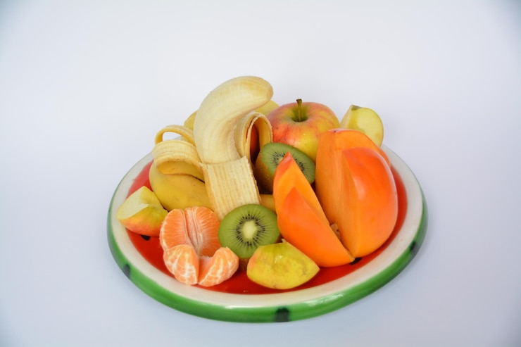 Foto close-up de várias frutas em prato contra fundo branco