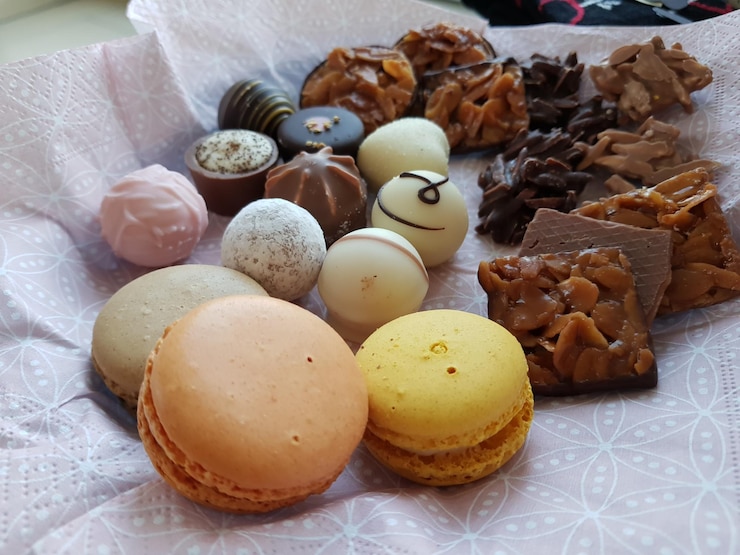 Foto close-up de várias sobremesas na mesa