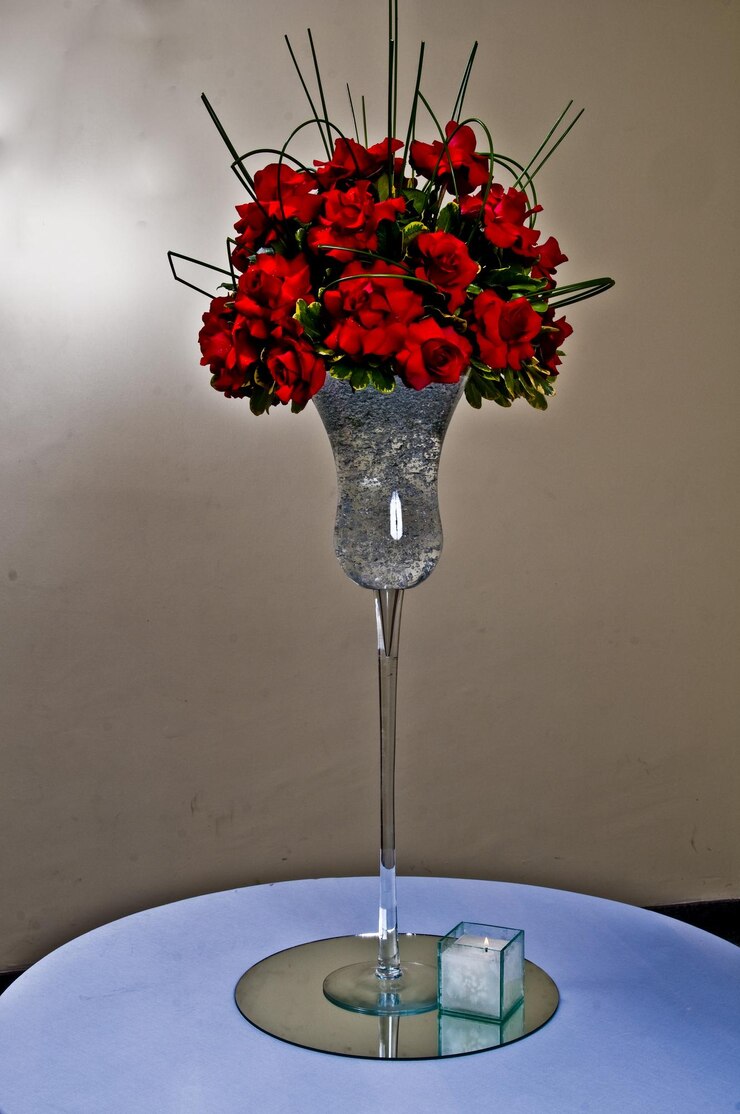 Foto close-up de vaso de flores vermelhas na mesa