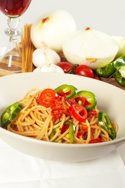 Close-up de vegetais com pasta em uma tigela servida na mesa