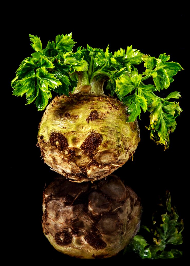 Foto close-up de vegetais de raiz contra fundo preto