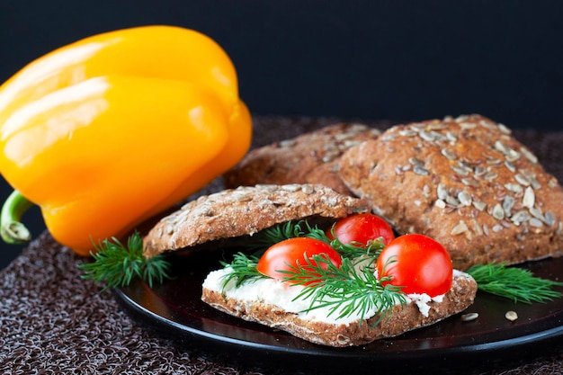 Close-up de vegetais e biscoitos na mesa