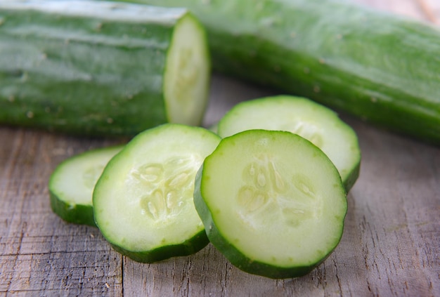 Close-up de vegetais picados na tábua de cortar
