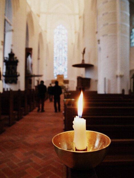 Foto close-up de vela acesa na igreja