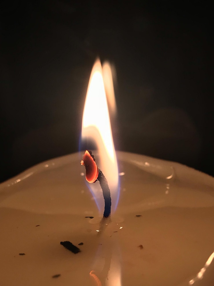 Foto close-up de vela acesa na sala escura