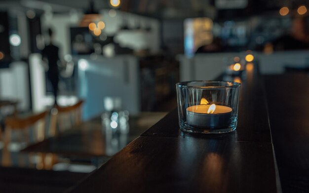 Foto close-up de vela de luz de chá na mesa