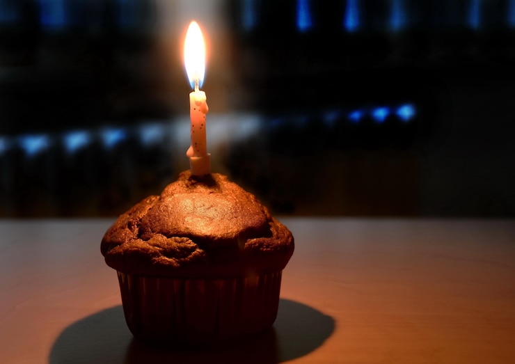 Foto close-up de velas acesas em cupcake