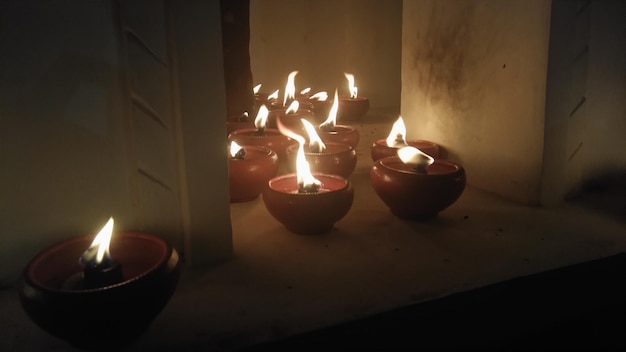 Foto close-up de velas acesas na mesa