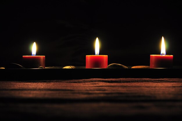 Close-up de velas acesas na sala escura