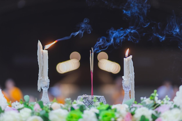 Close-up de velas acesas no bolo de aniversário