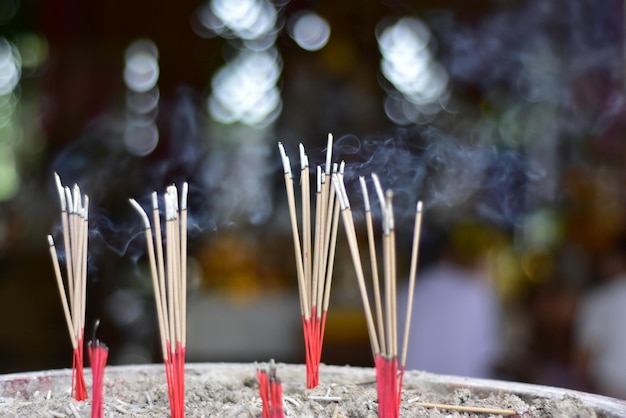 Foto close-up de velas acesas no templo contra o edifício