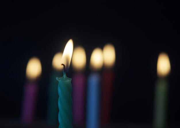 Foto close-up de velas iluminadas em câmara escura