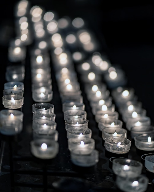 Close-up de velas iluminadas no templo