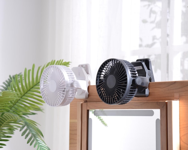 Foto close-up de ventiladores elétricos em mesa em casa