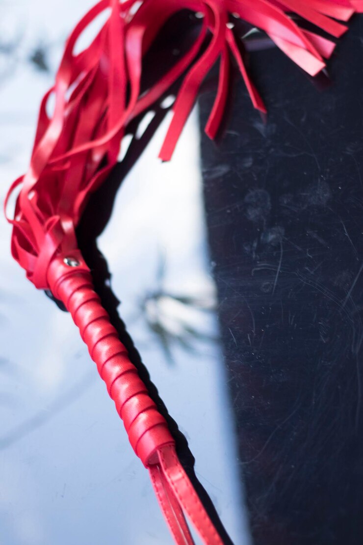 Foto close-up de vermelho amarrado na parede