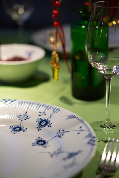 Foto close-up de vinho em copo sobre a mesa