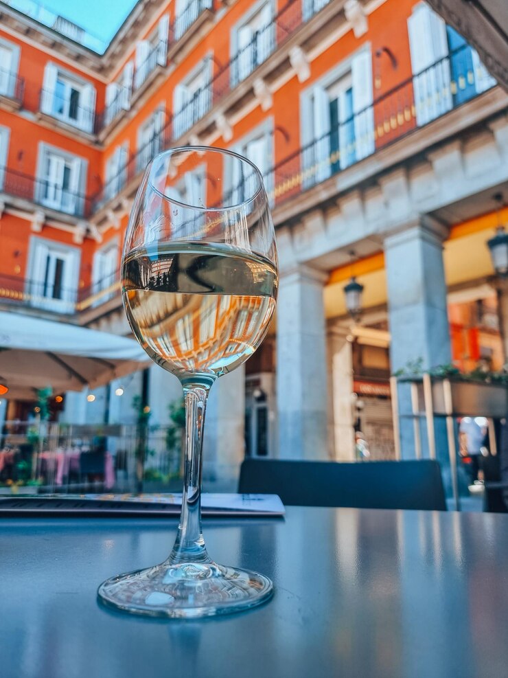 Foto close-up de vinho em copo sobre a mesa