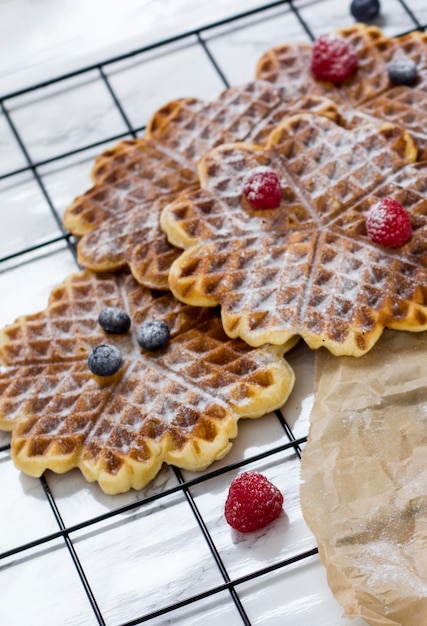 Close-up de waffles em grade de metal