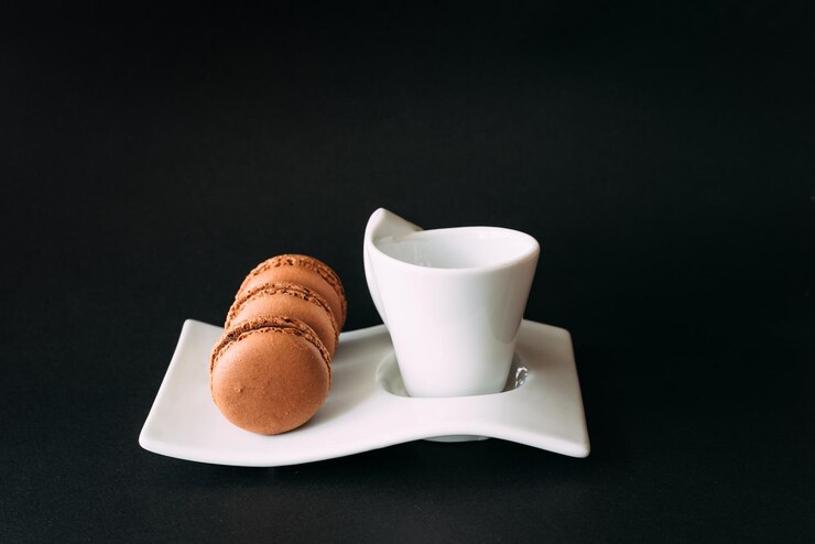 Foto close-up de xícara de café com macarrões contra fundo preto