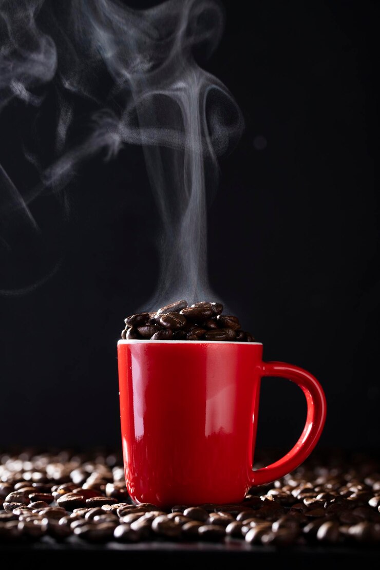 Foto close-up de xícara de café contra fundo preto