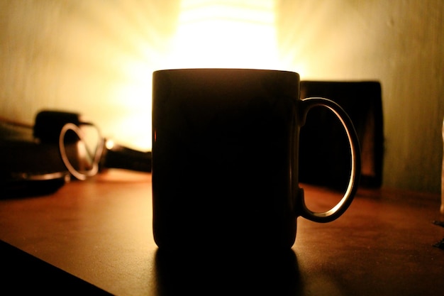 Foto close-up de xícara de café na mesa