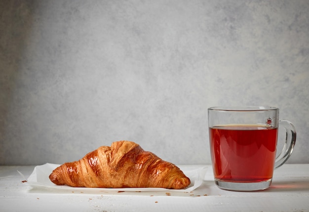 Close-up de xícara de chá e croissant