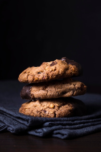 Close-up deliciosas galletas de chocolate listas para ser servidas