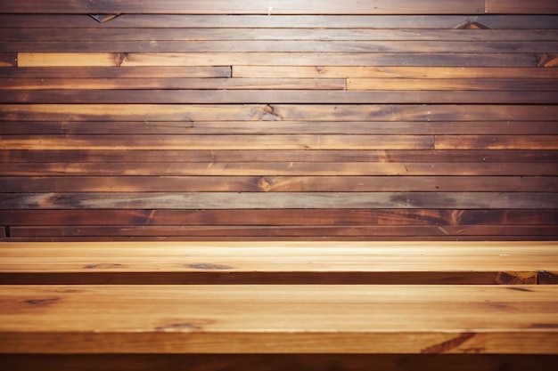 Close-up der Oberseite des Holztisches oder des Holzbodens mit hölzernem Wandhintergrund des farbenfrohen Holzbrettkonzepts für Werbung