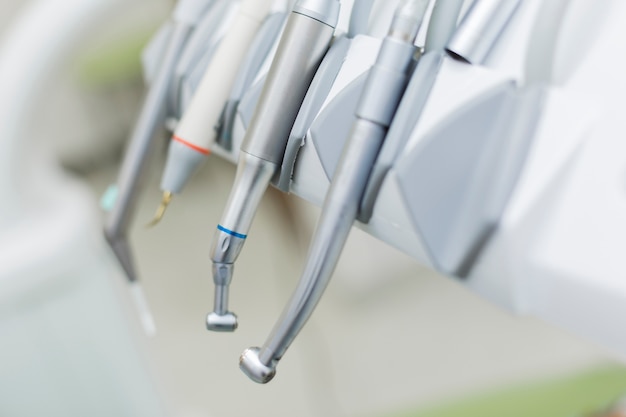 Foto close-up desfocado do equipamento dental