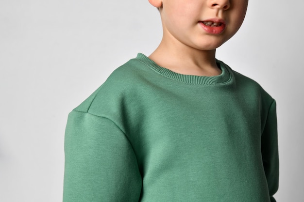 Close up Detail eines warmen Jungen Sweatshirt Weißer Hintergrund Details der Kleidung für Jungen Sportanzug für einen Studenten Kindermode-Konzept Platz für Ihren Text Banner