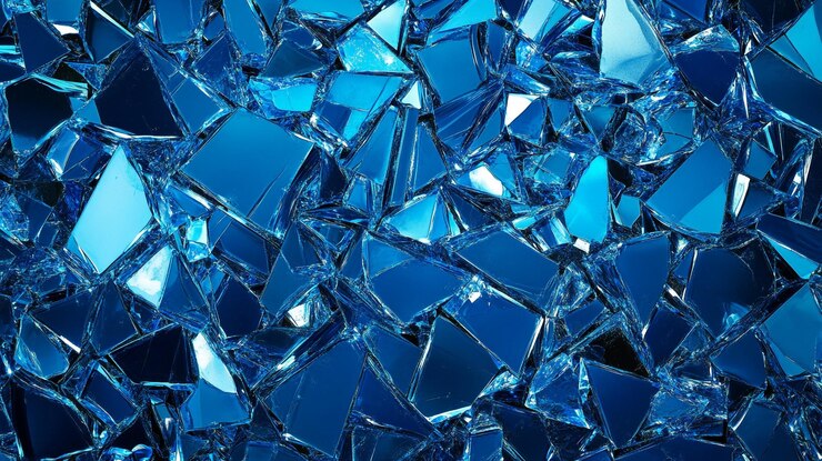 Foto close-up detalhado de pedaços de vidro azul quebrados criando uma superfície de textura vibrante