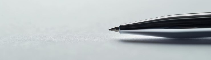 Foto close-up detalhado de uma caneta moderna elegante em uma folha de papel em branco destacando a simplicidade elegante