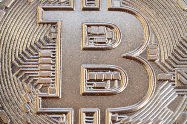 Close up disparo de un bitcoin físico con una superficie de relieve brillante hecha de chocolate
