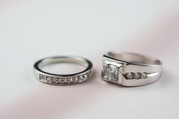 Close-up do anel de diamante de noivado Conceito de amor e casamento