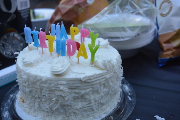 Foto close-up do bolo de aniversário na mesa