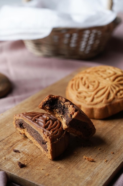 Close-up do bolo de pastelaria tradicional mooncake cortado ao meio mostrando recheio doce.