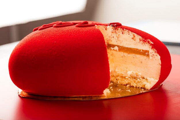 Close up do bolo de veludo vermelho. Conceito de aniversario