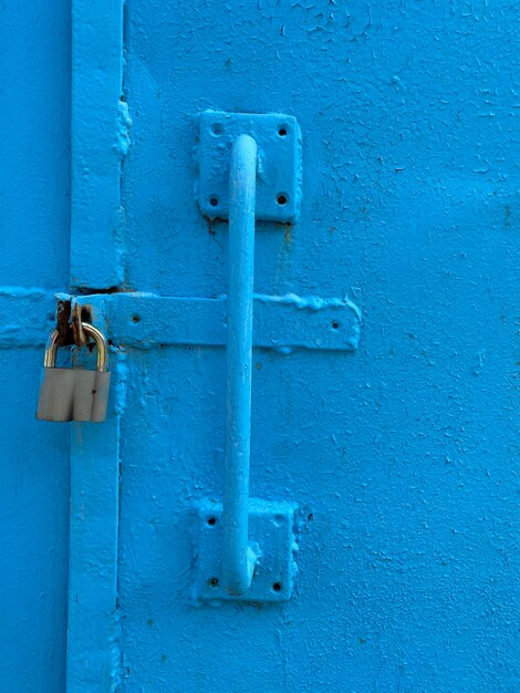 Close-up do cadeado na porta azul