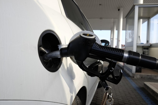 Close-up do carro de reabastecimento da bomba de combustível no posto de gasolina