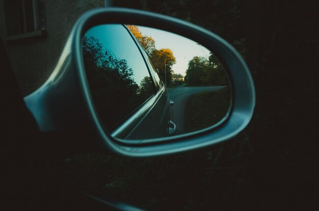 Close-up do carro na estrada