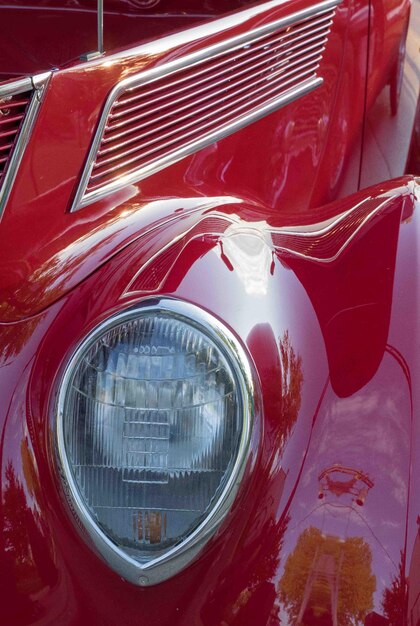 Foto close-up do carro vermelho