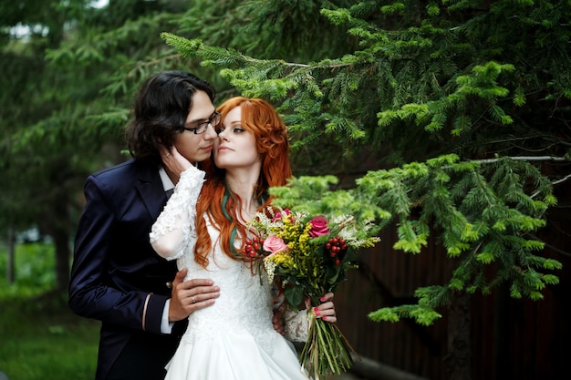 Close-up do casal feliz casamento boho