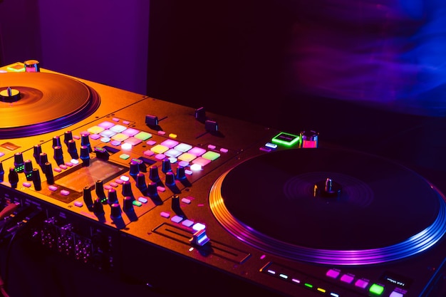 Foto close-up do console de mixagem de dj em luz de festa