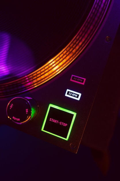 Close-up do console de mixagem de dj em luz de festa