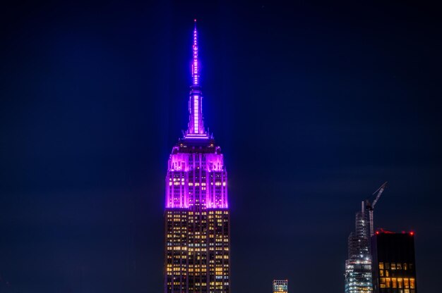 Close-up do Empire State Building à noite