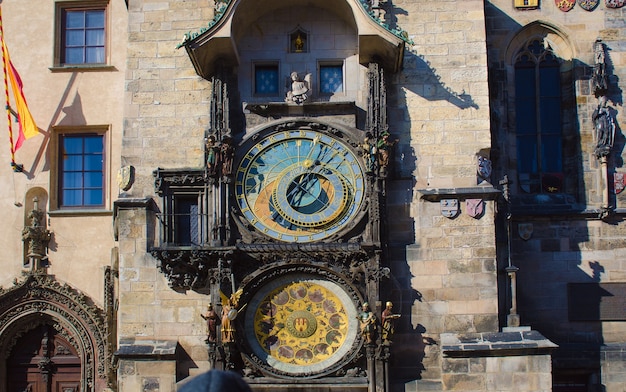 Close up do famoso relógio astronômico de Praga, chamado orloj, com signos do zodíaco no centro da capital tcheca medieval