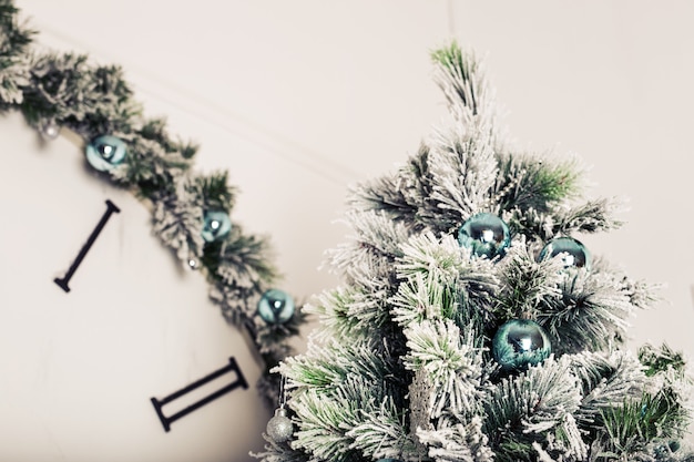 Close up do fundo da árvore de Natal. Árvore de natal decorada