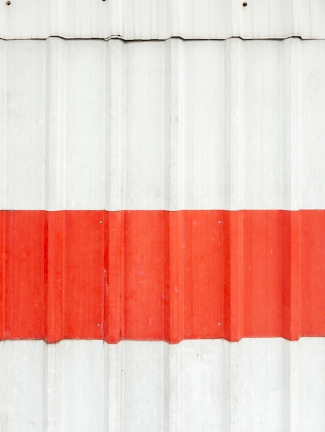 Foto close-up do fundo de metal corrugado da caixa de contêineres a ser usada como uma vista frontal temporária do escritório do projeto de construção para o fundo