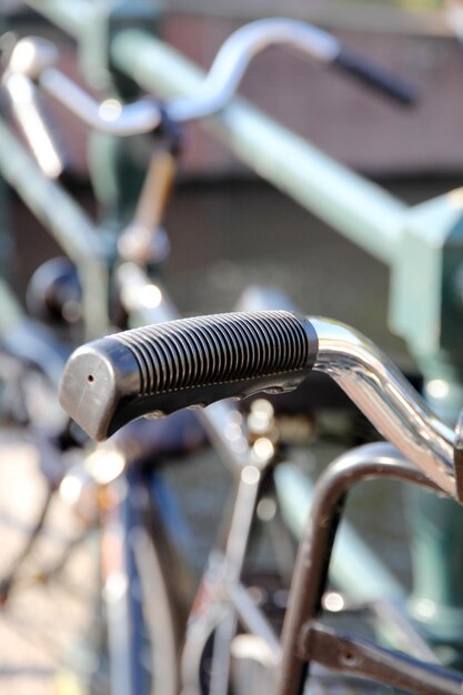 Foto close-up do guidão de bicicleta recortado