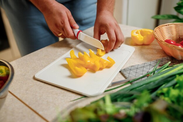 Close-up do homem preparando salada vegana de vegetais na cozinha Estilo de vida de conceito de alimentação e dieta saudável Cozinhe em casa